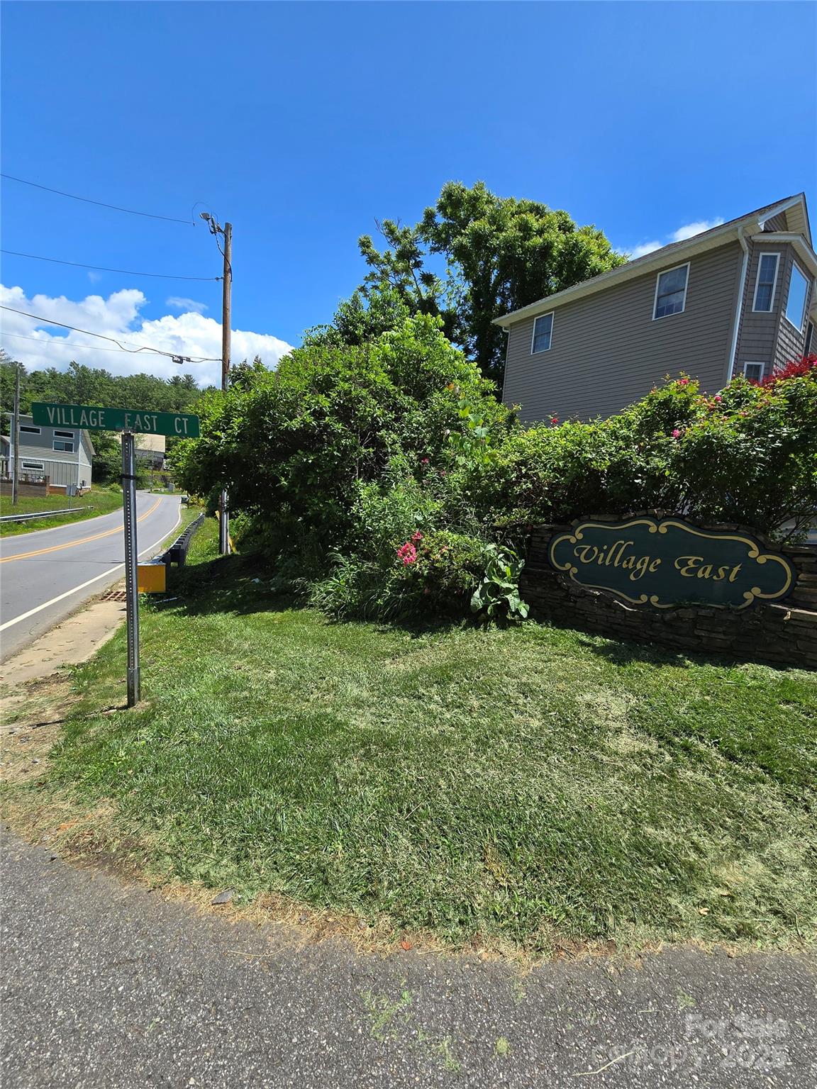 Property image 3 at 16 Village East Court, Asheville, NC 28805
