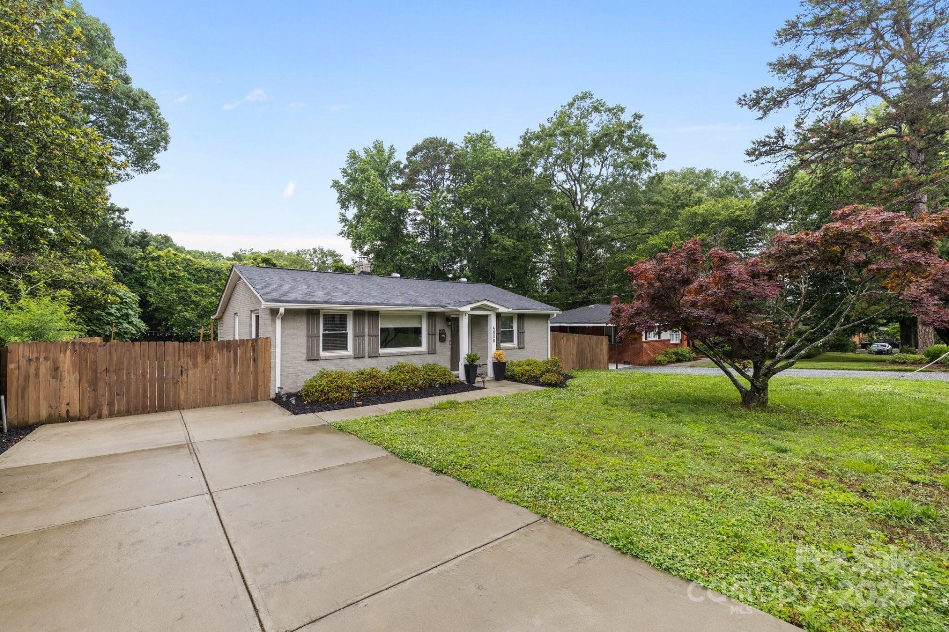 Property image 3 at 5008 Unaka Avenue, Charlotte, NC 28205