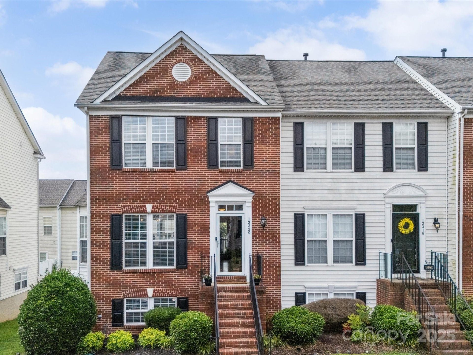 Garden Oaks, Charlotte Community