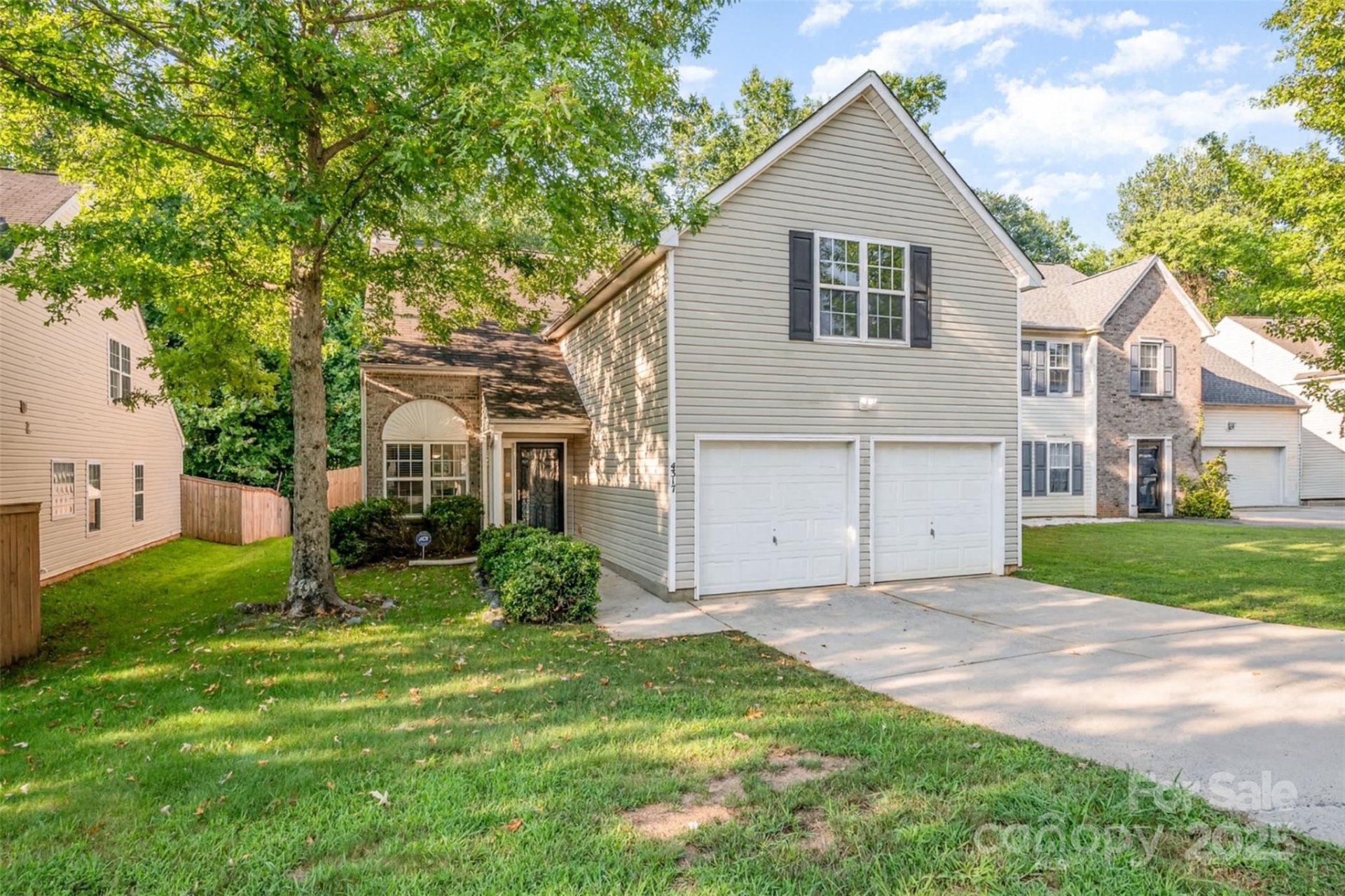 Oakbrooke, Charlotte Community