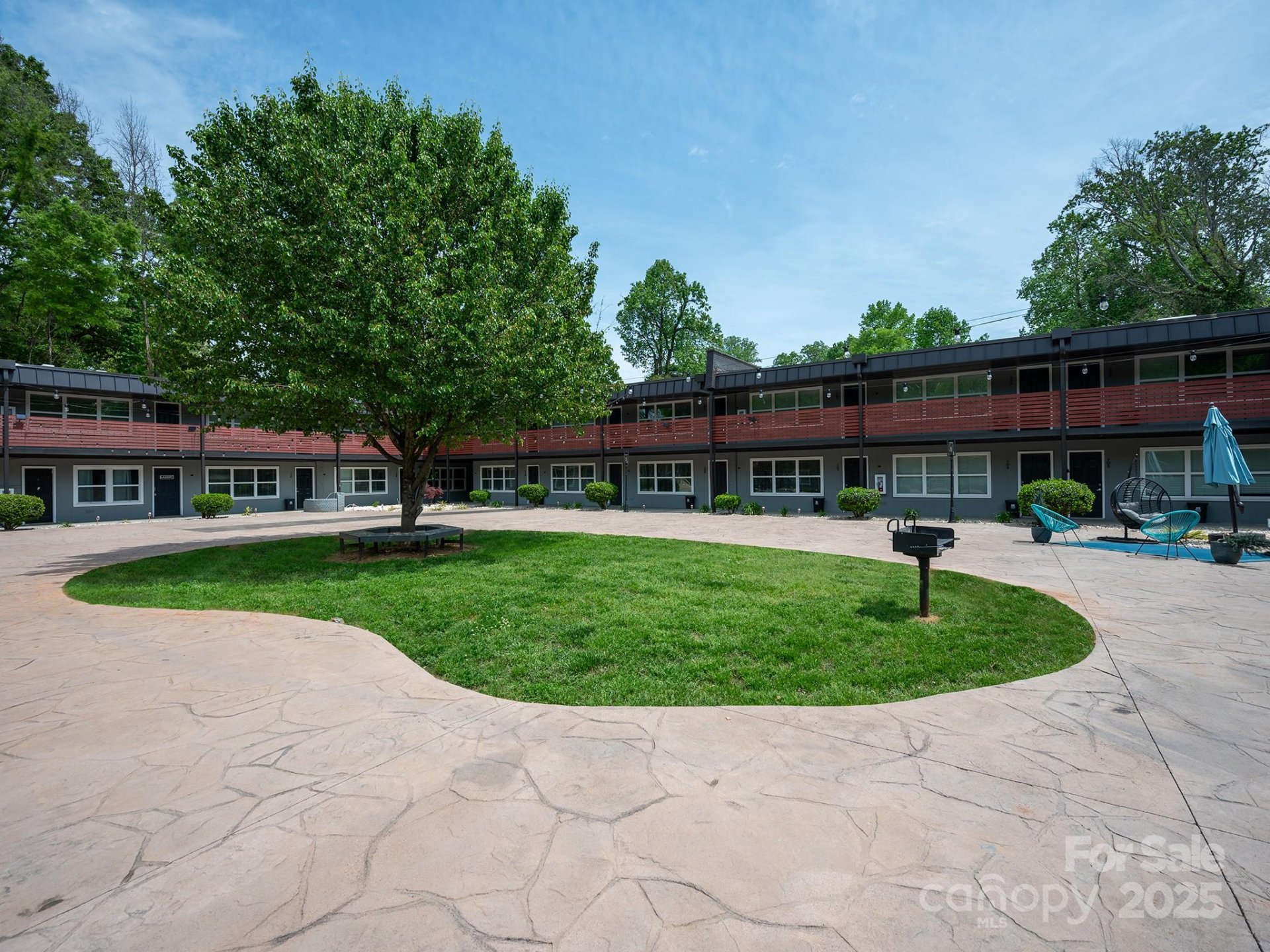 Property image 2 at 2000 Patio Court, Charlotte, NC 28205