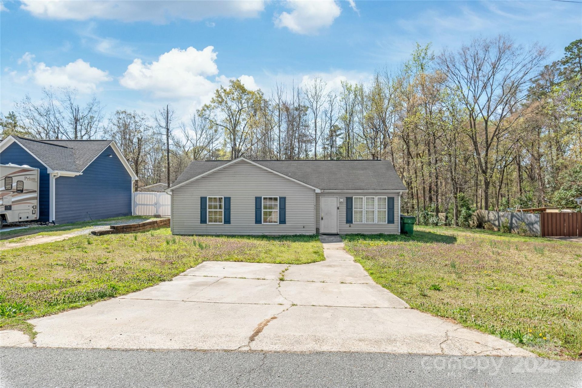 Property image 2 at 425 Austin Drive, Charlotte, NC 28213