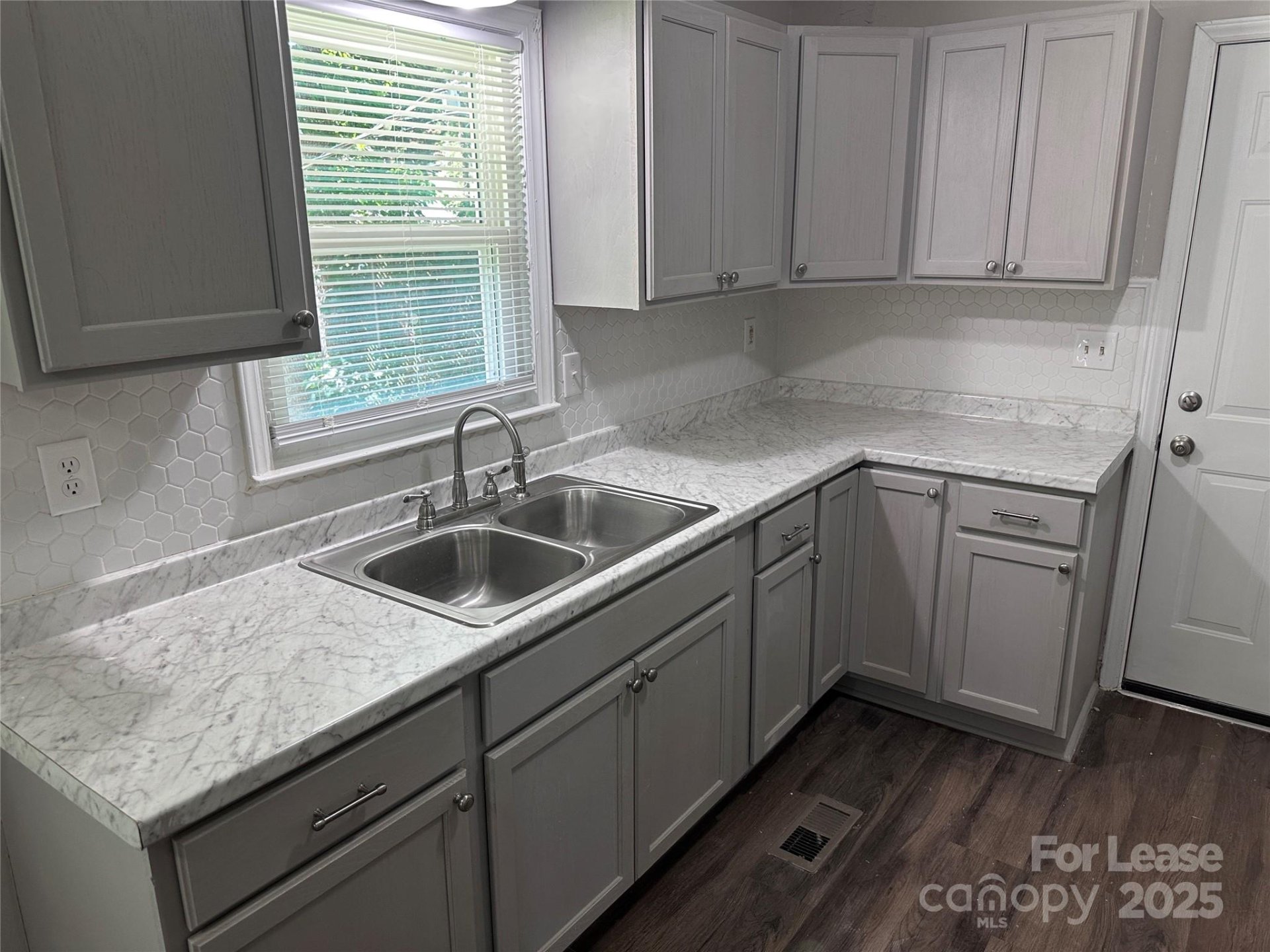 Property image 5 at 911 Bannister Place, Charlotte, NC 28213