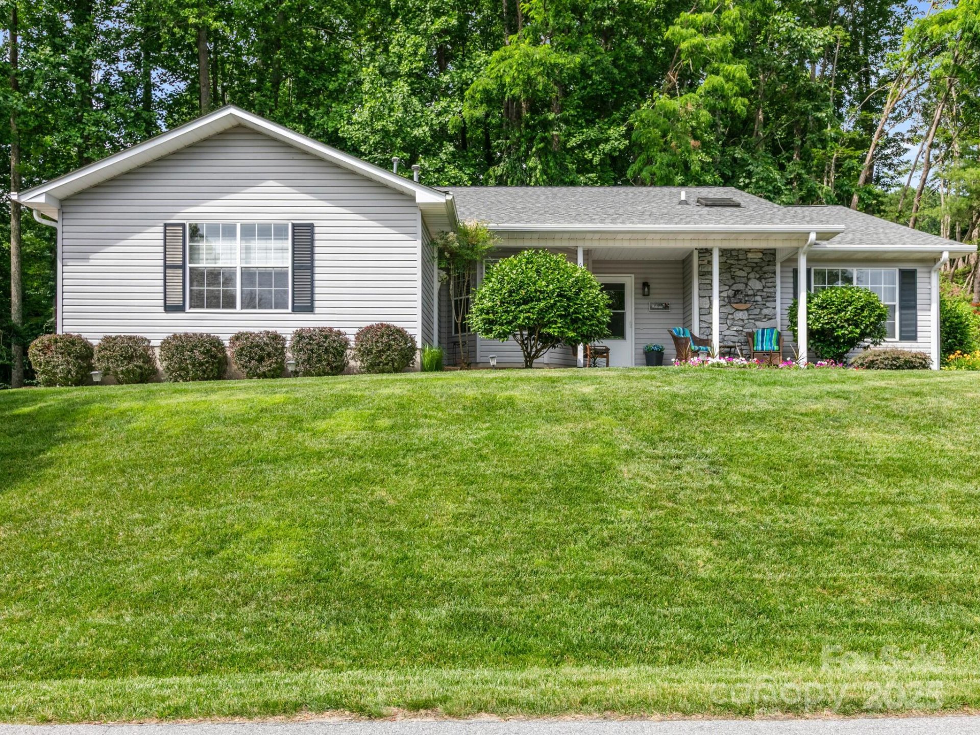 Henderson Village, Hendersonville Community