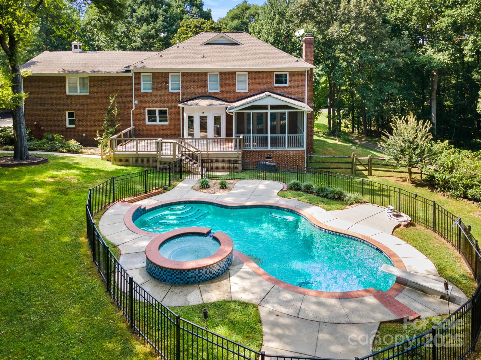 Willow Oaks, Matthews Community