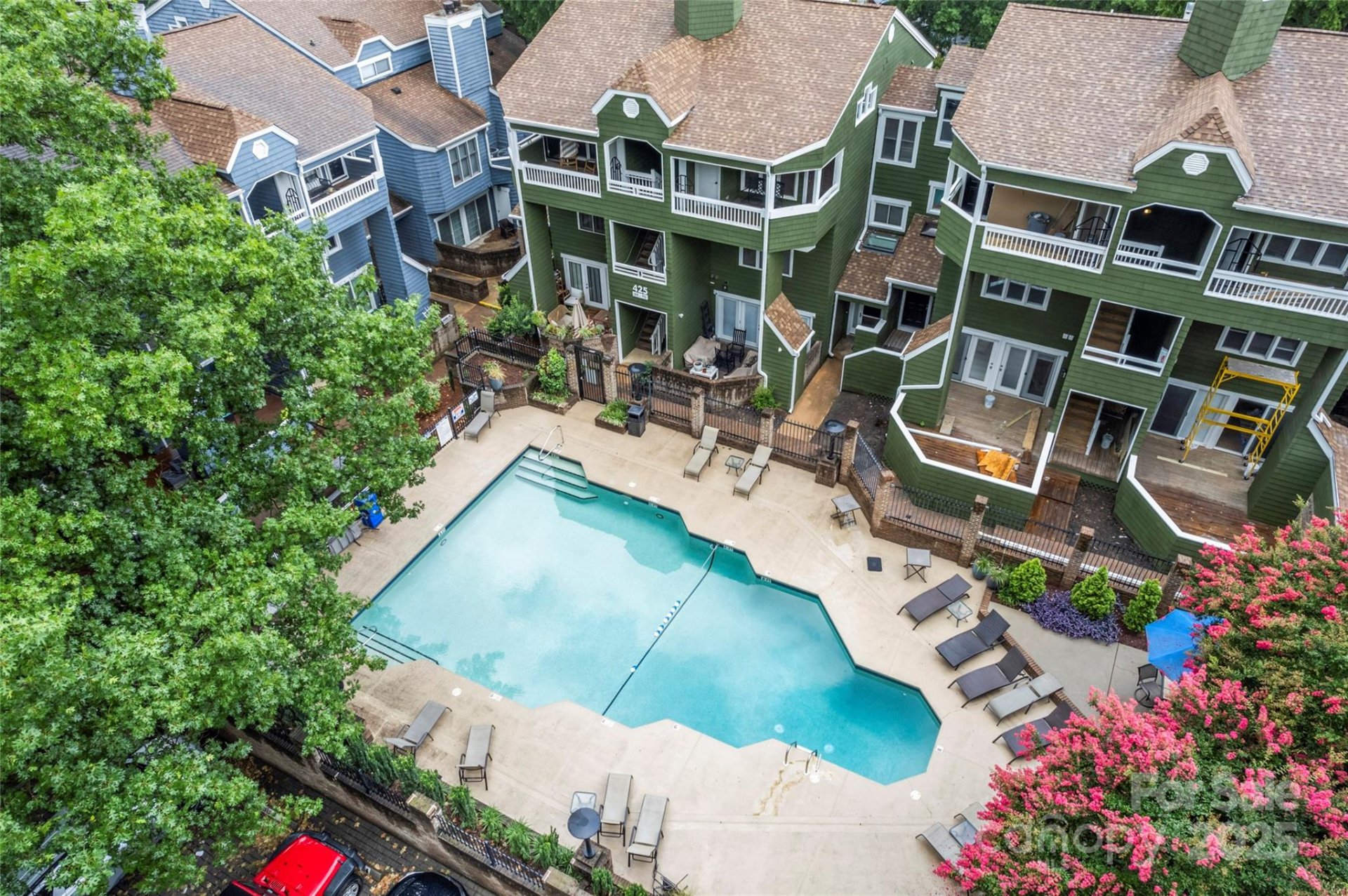 Springfield Square, Charlotte Community