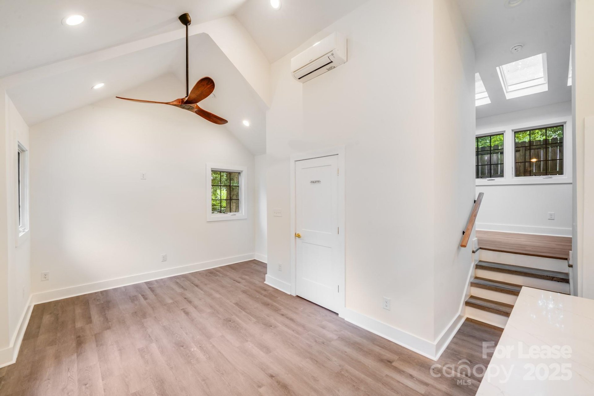 Property image 2 at 465 W Worthington Avenue, Charlotte, NC 28203