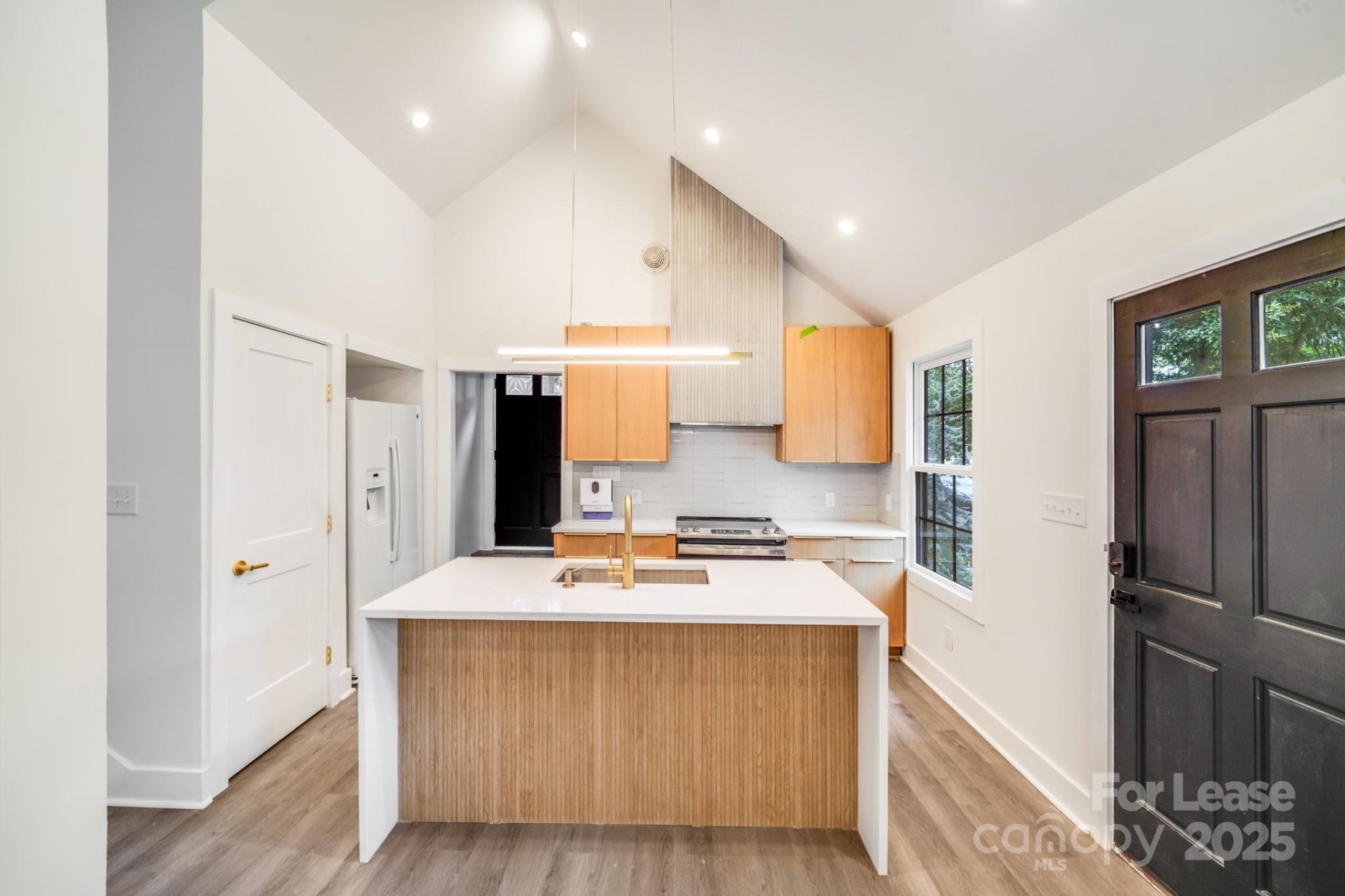 Property image 3 at 465 W Worthington Avenue, Charlotte, NC 28203