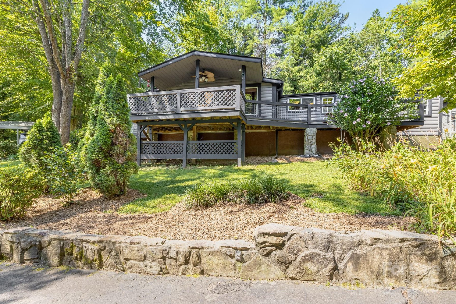 Mountain Shadows, Fairview Community