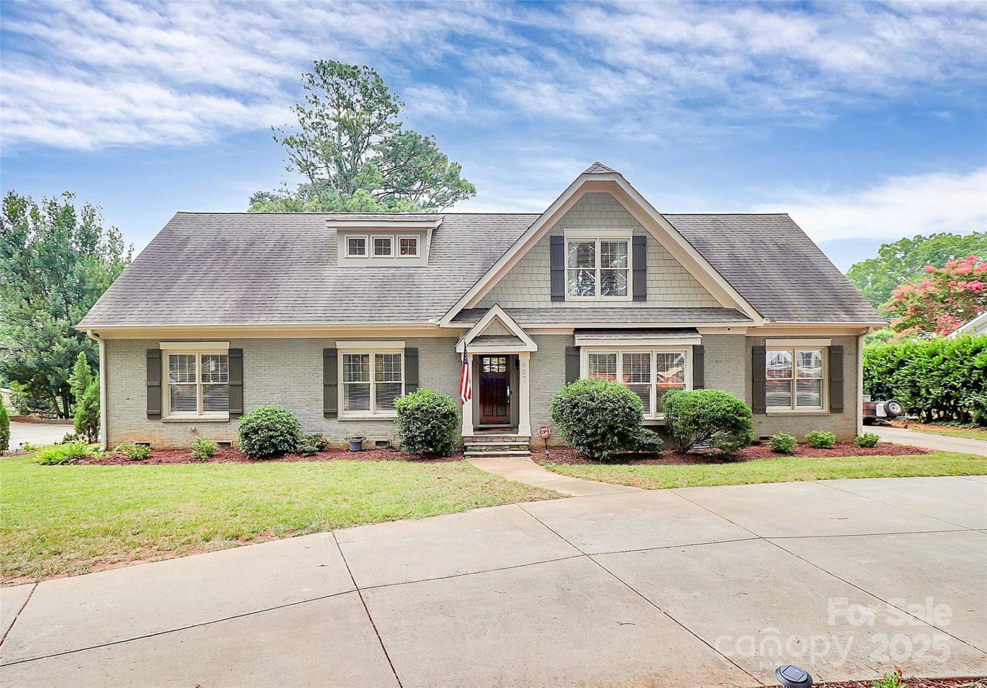 Lansdowne, Charlotte Community