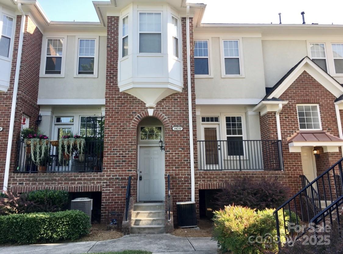 Richmond Hill, Charlotte Community