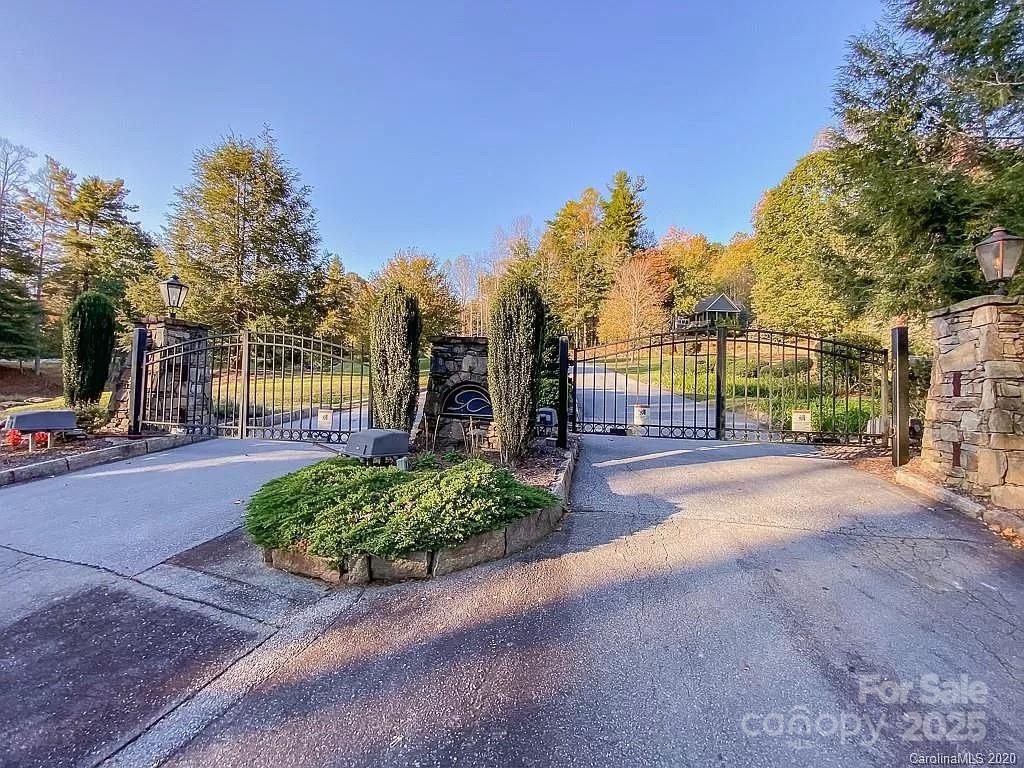 Property image 3 at 215 Crossvine Trail, Hendersonville, NC 28739