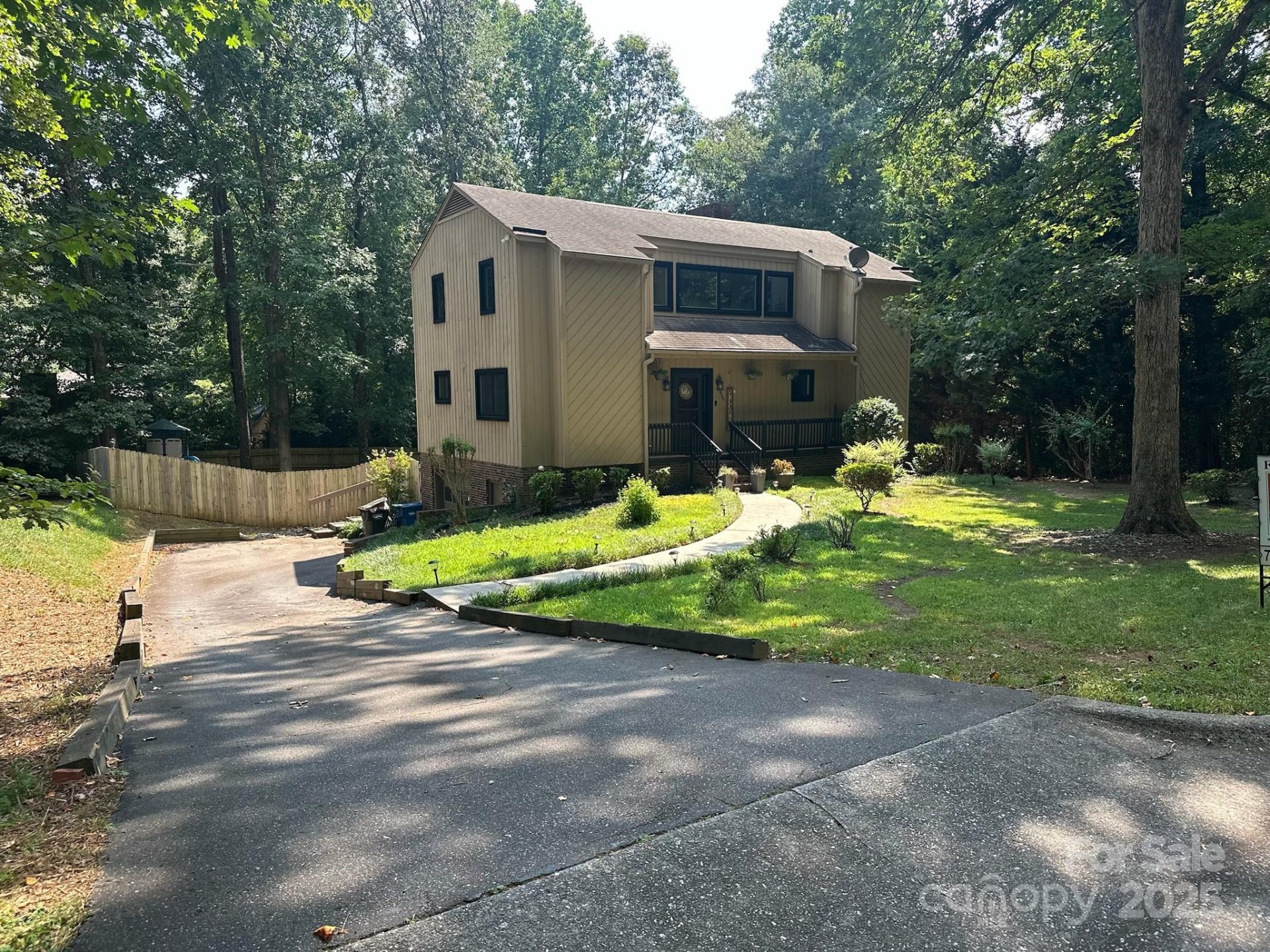 Huntington Downs, Hickory Community