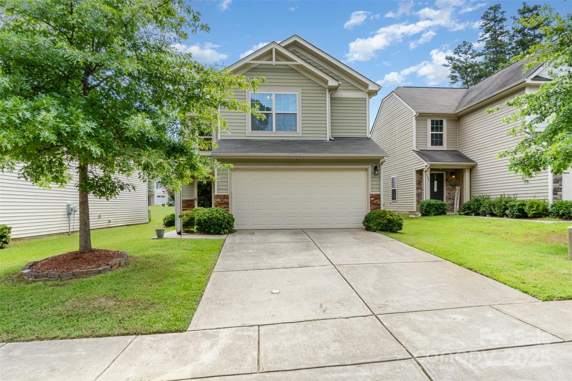Hawk Ridge, Charlotte Community