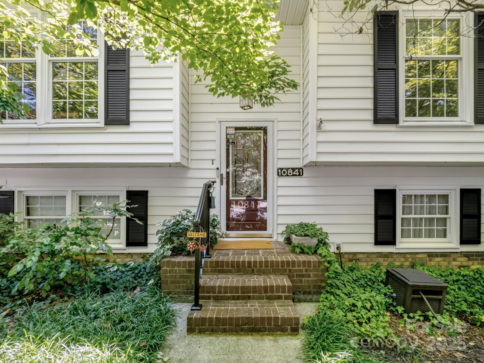 Falconbridge, Charlotte Community