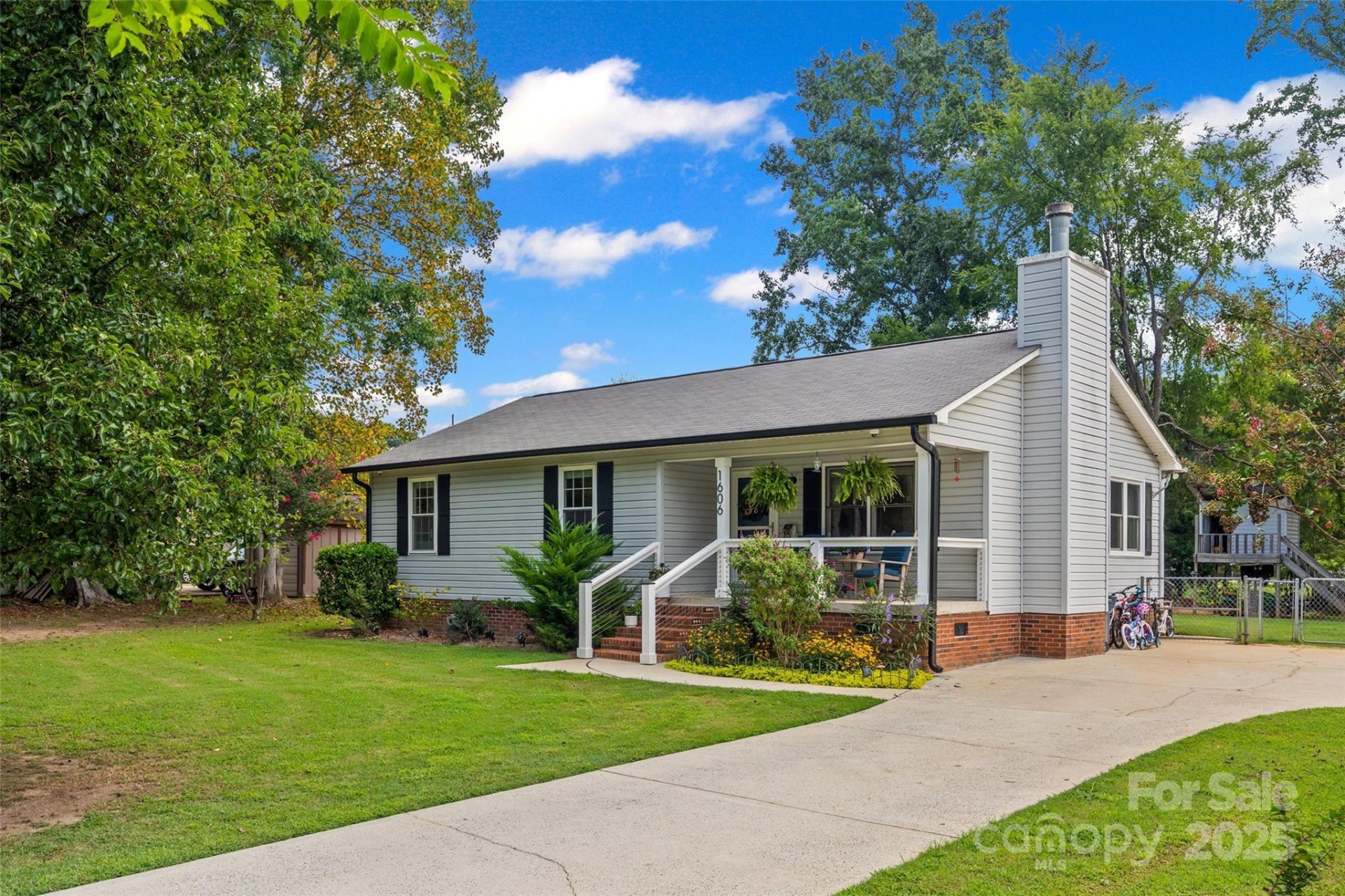 1606 E Lakewood Drive