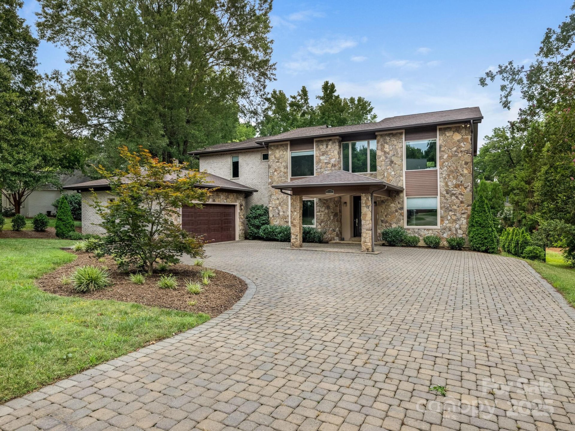 Brookwood Hills, Charlotte Community