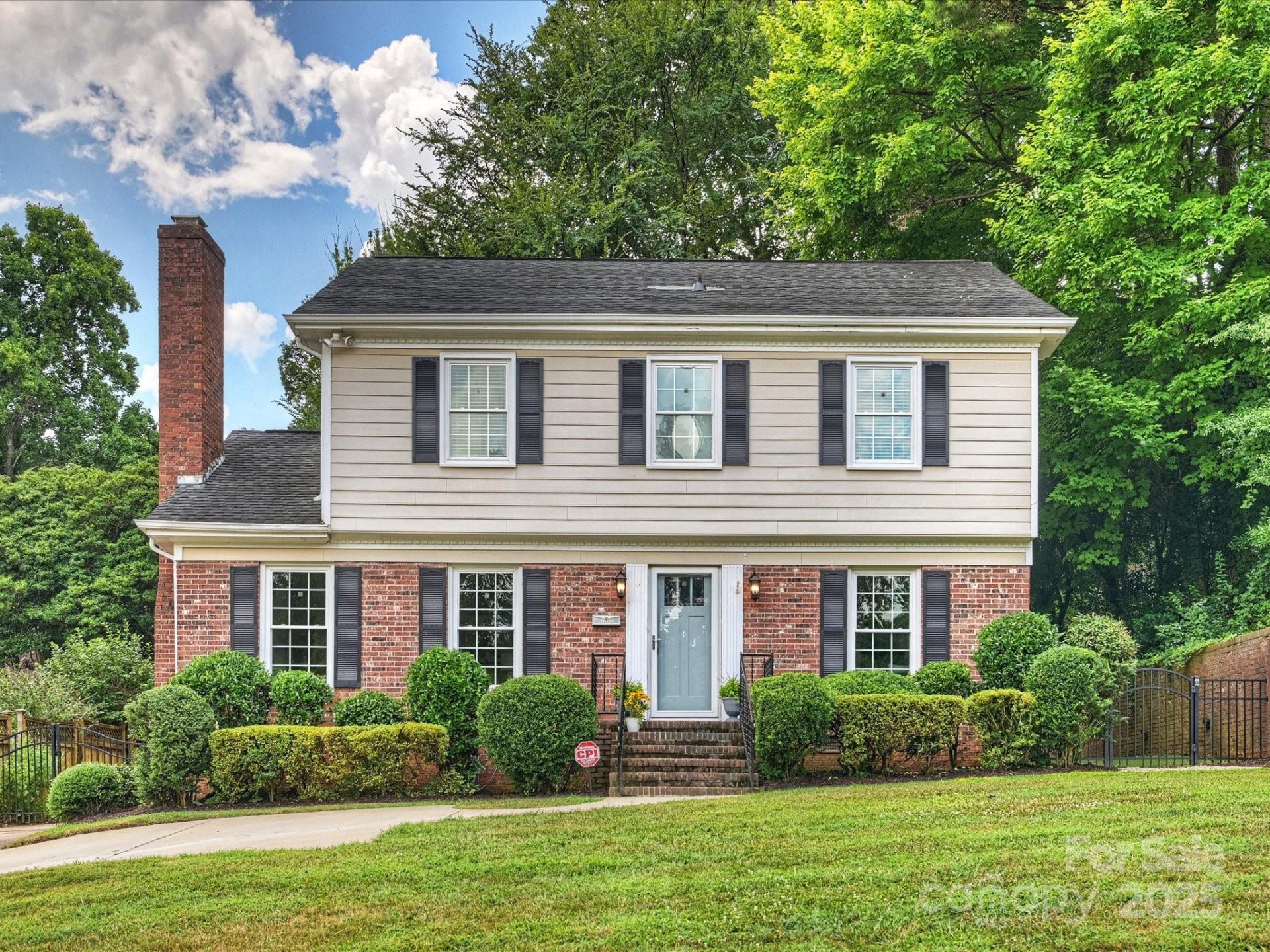 Beverly Woods, Charlotte Community