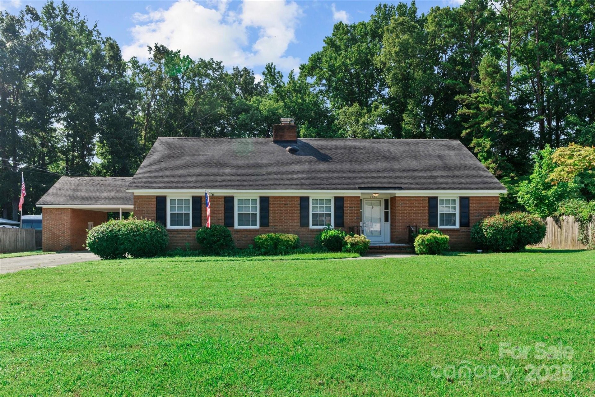 Lake Forest, Charlotte Community
