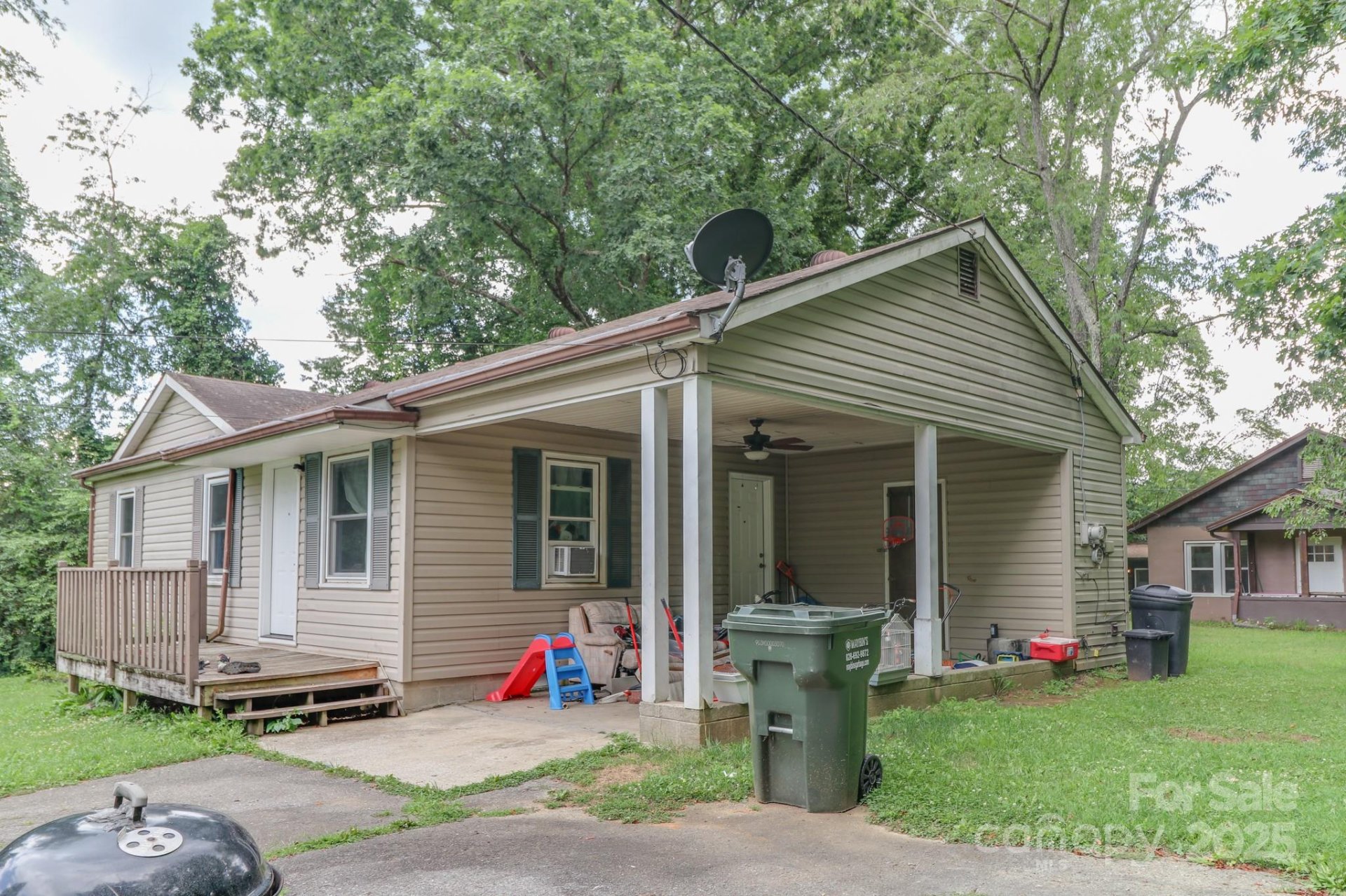 Property image 1 at 412 W Chestnut Drive, Hendersonville, NC 28739