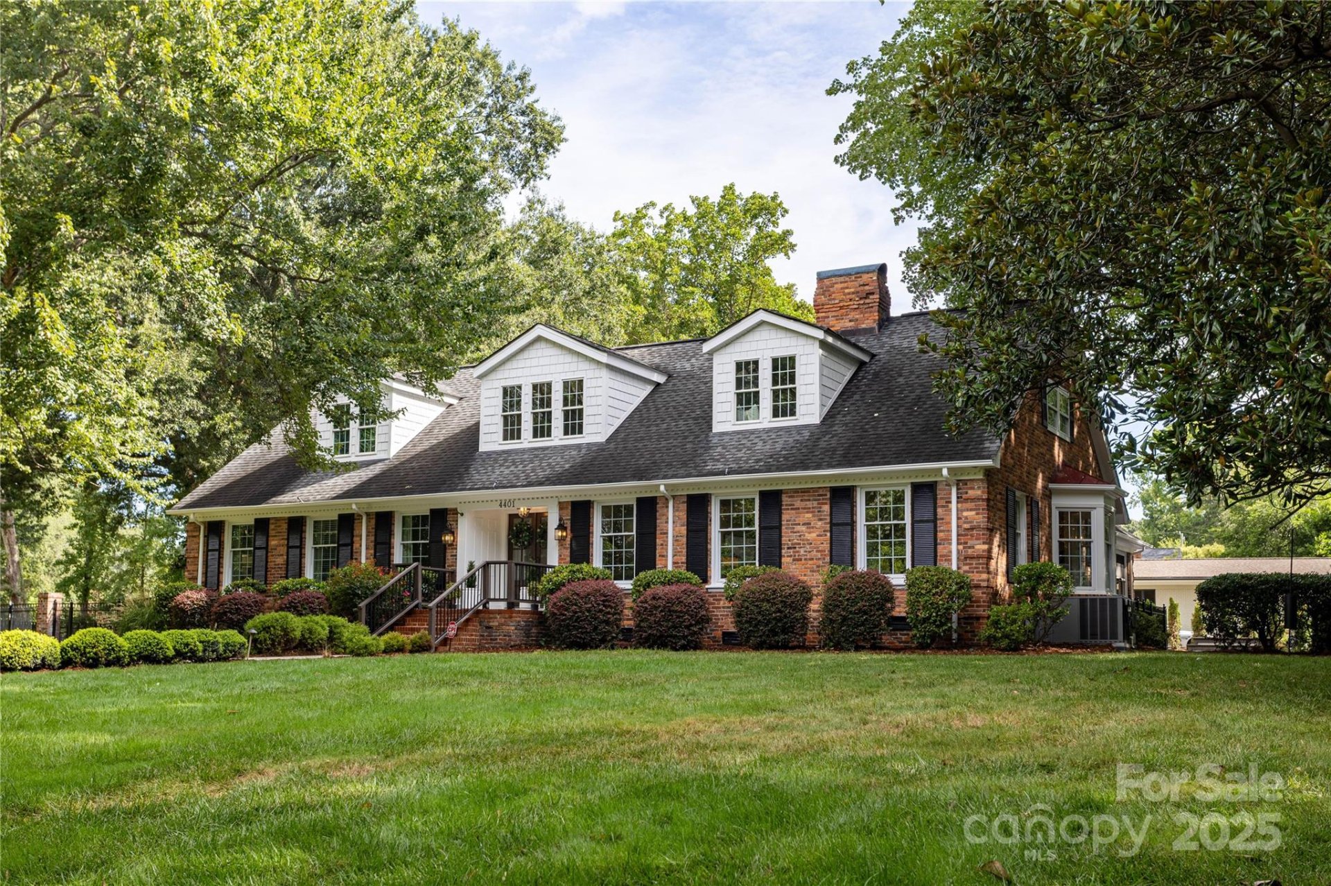 Town And Country, Charlotte Community