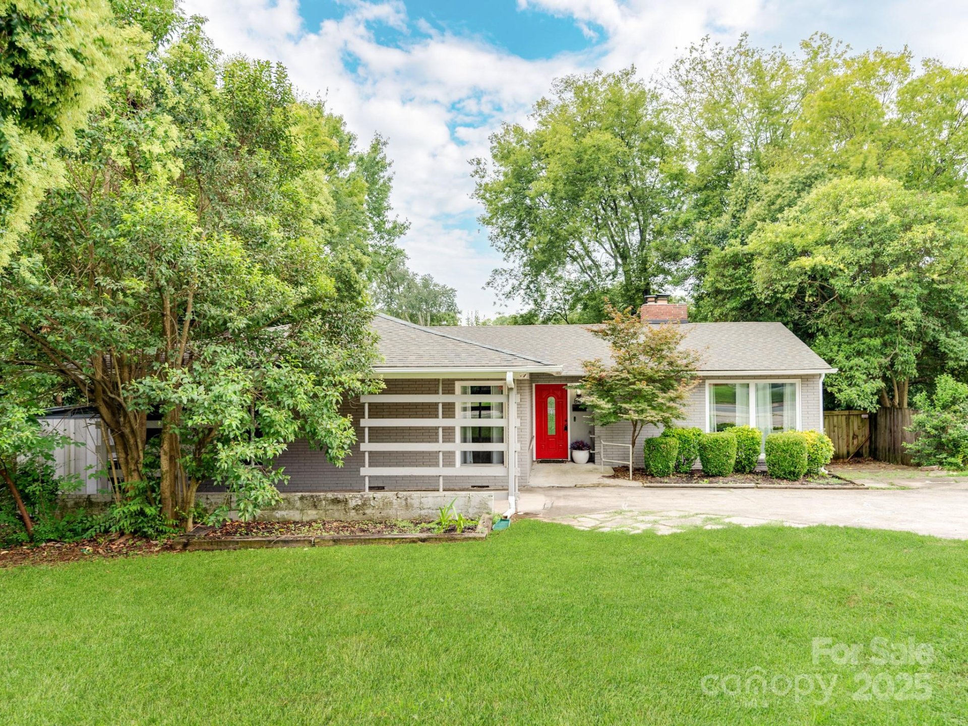 842 E Woodlawn Road