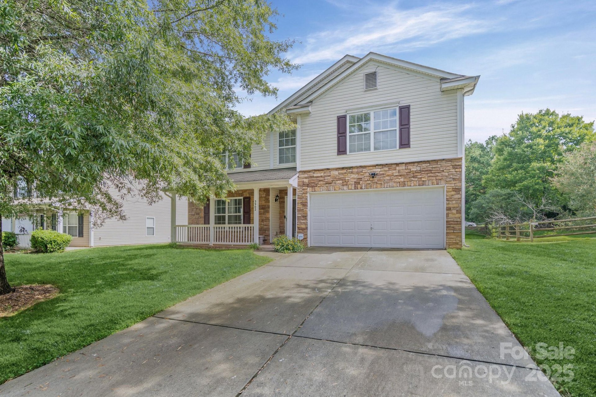 Larkhaven, Charlotte Community