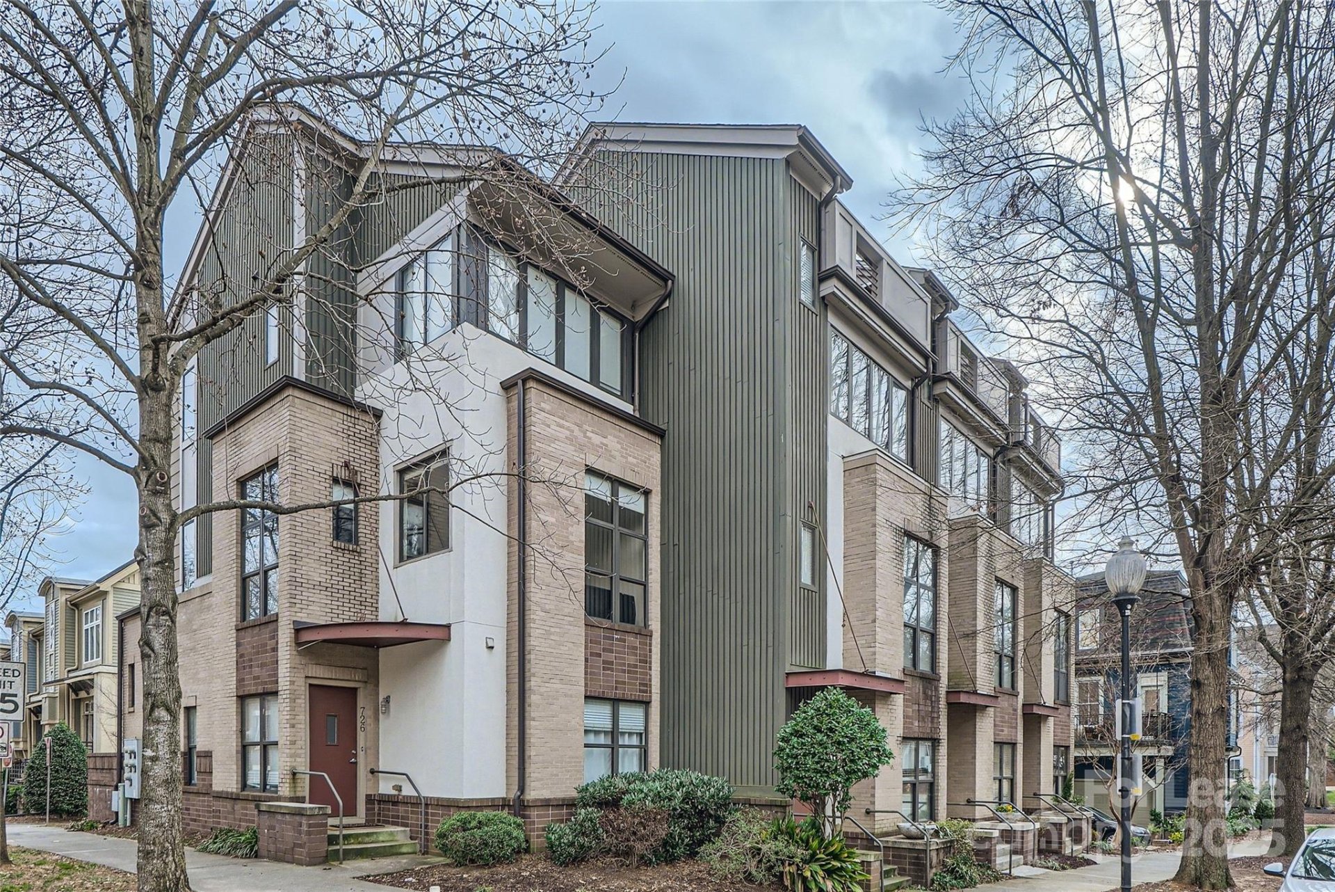 The Corners, Charlotte Community