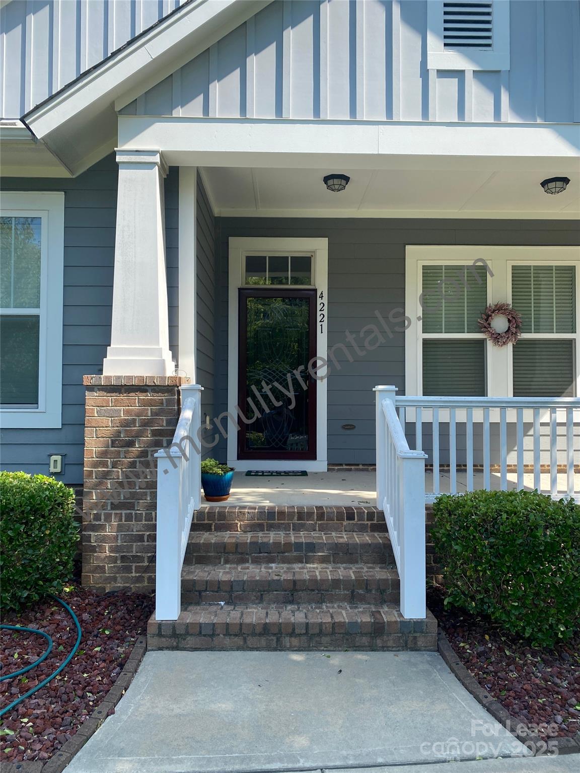 4221 Courtly Lane