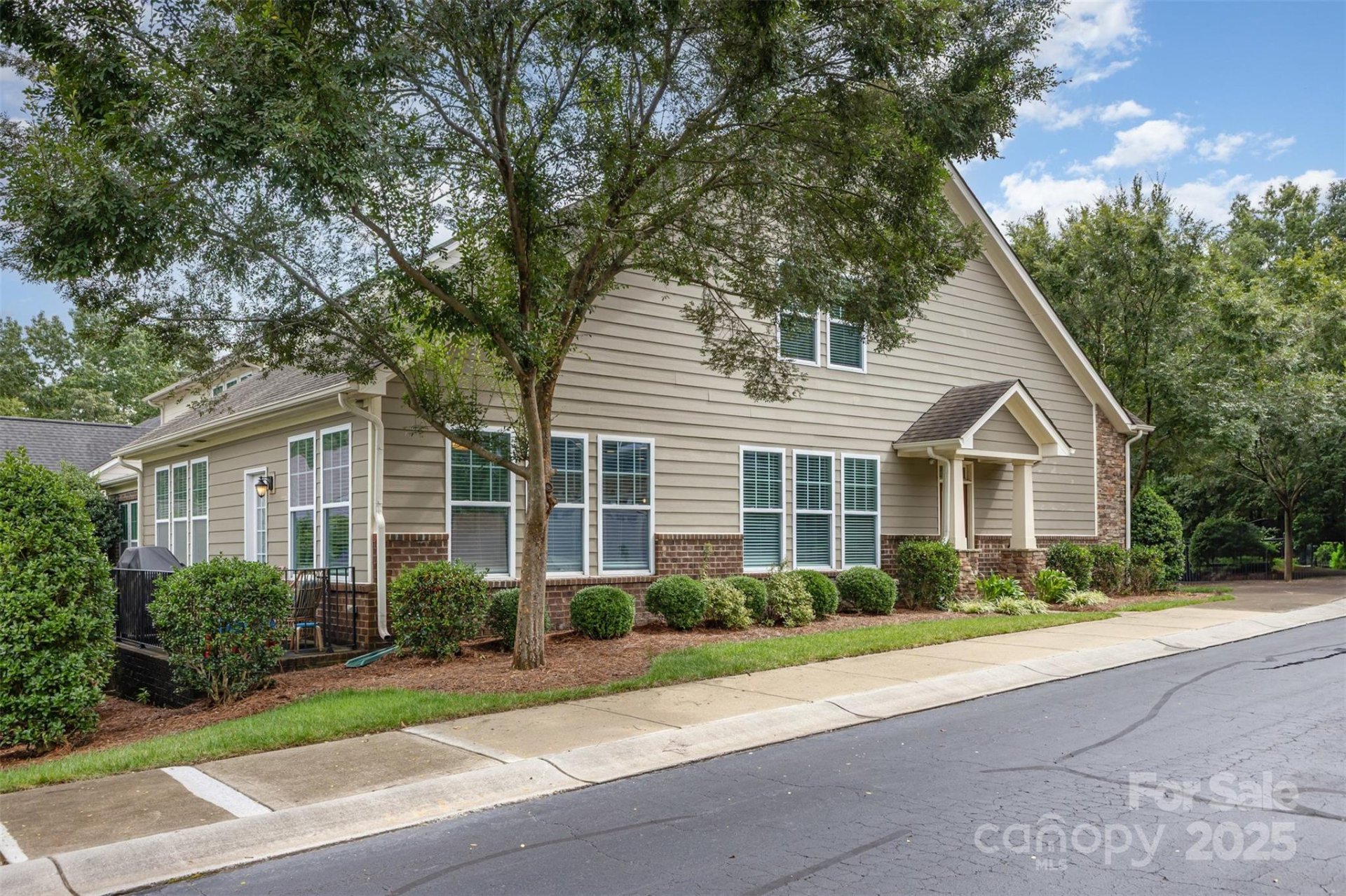 Glenmore, Charlotte Community