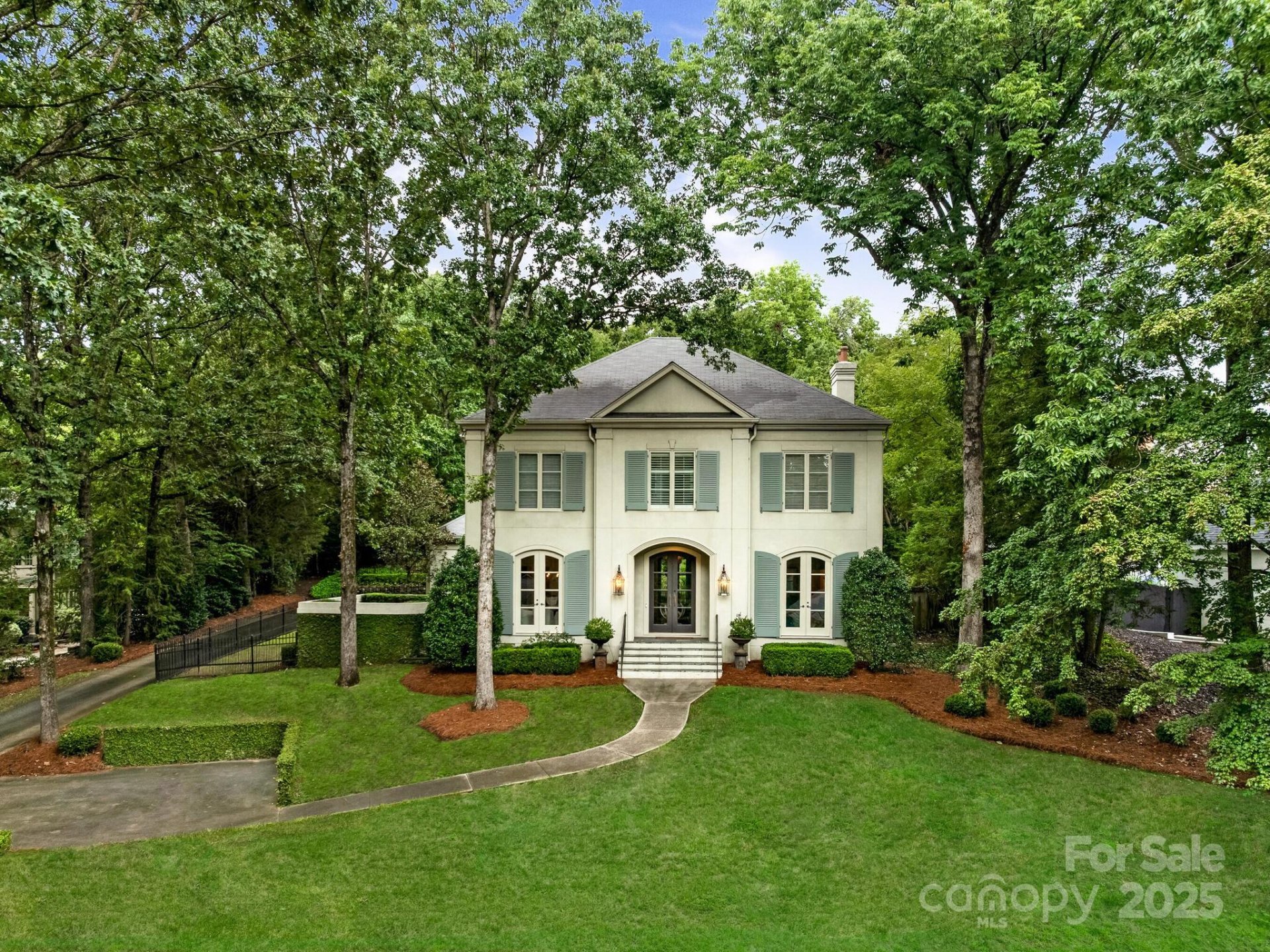 Gleneagles, Charlotte Community