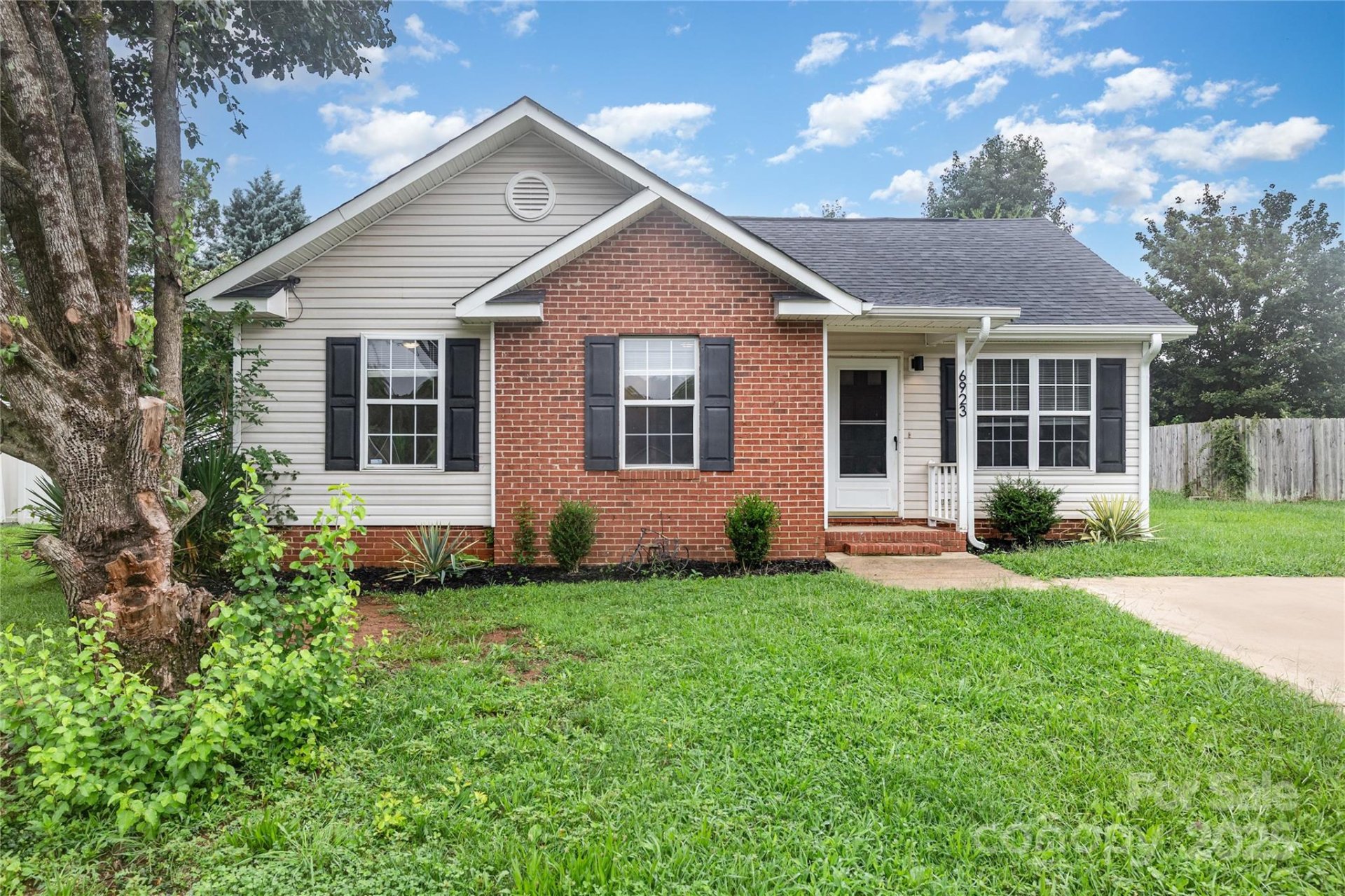 Lakeview Village, Charlotte Community