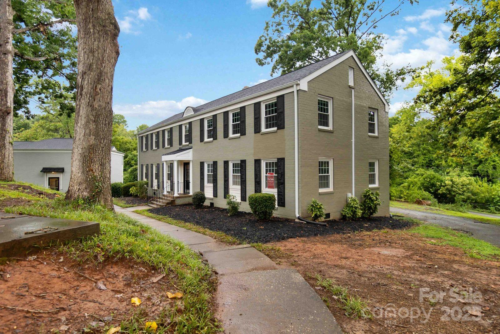 Selwyn Village, Charlotte Community