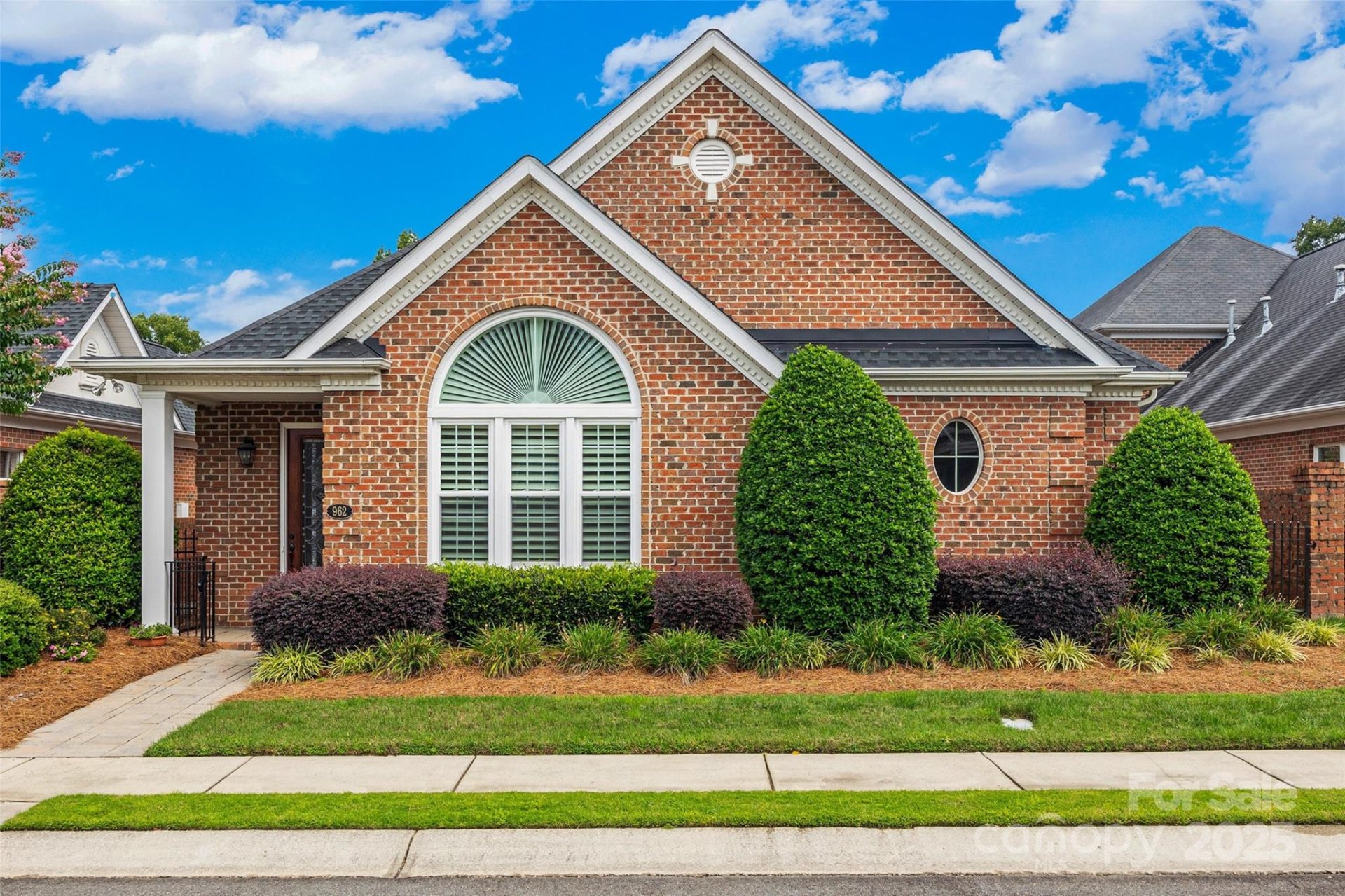 962 Blakeley Walk