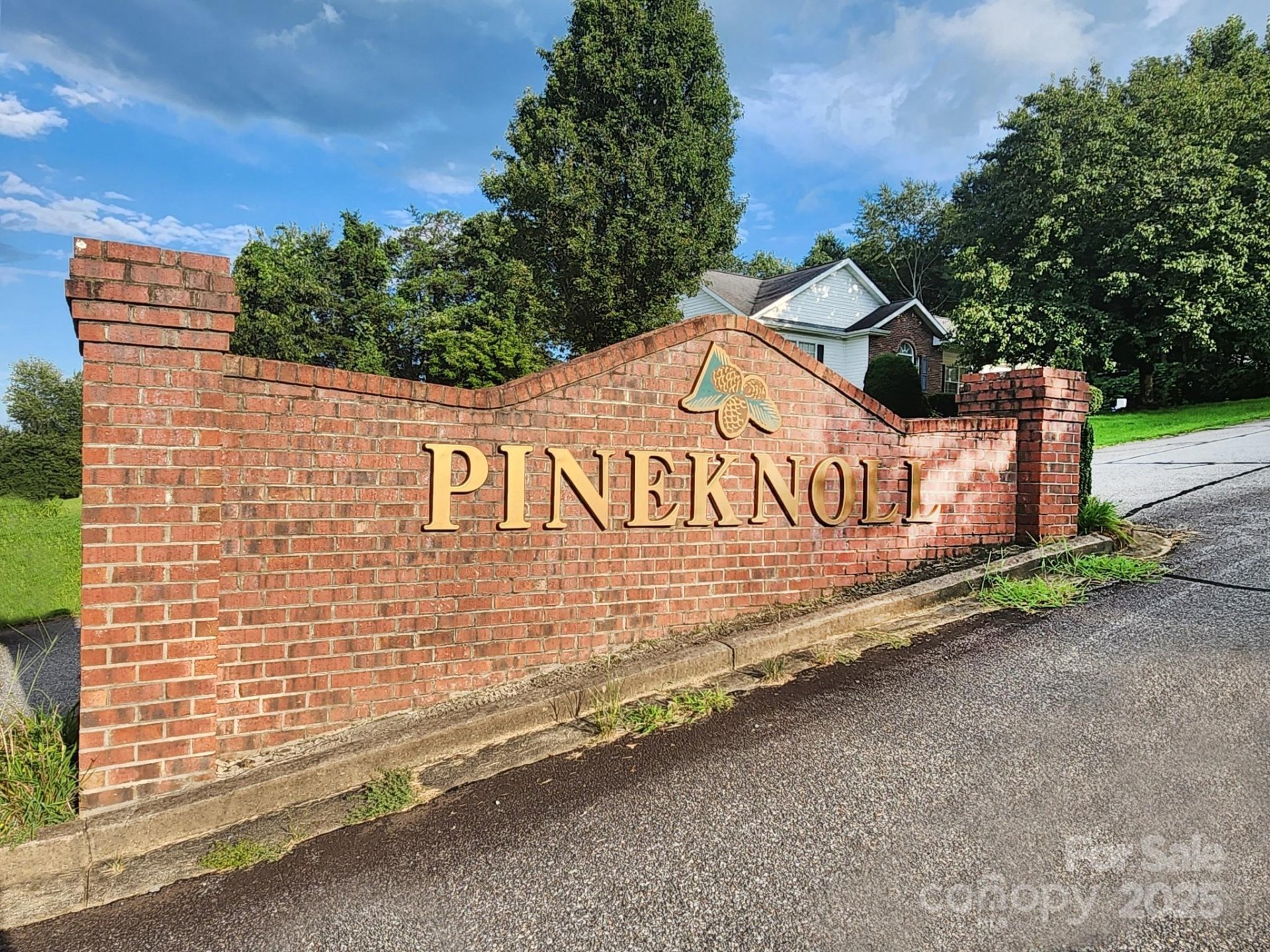 00 Pineknoll Drive