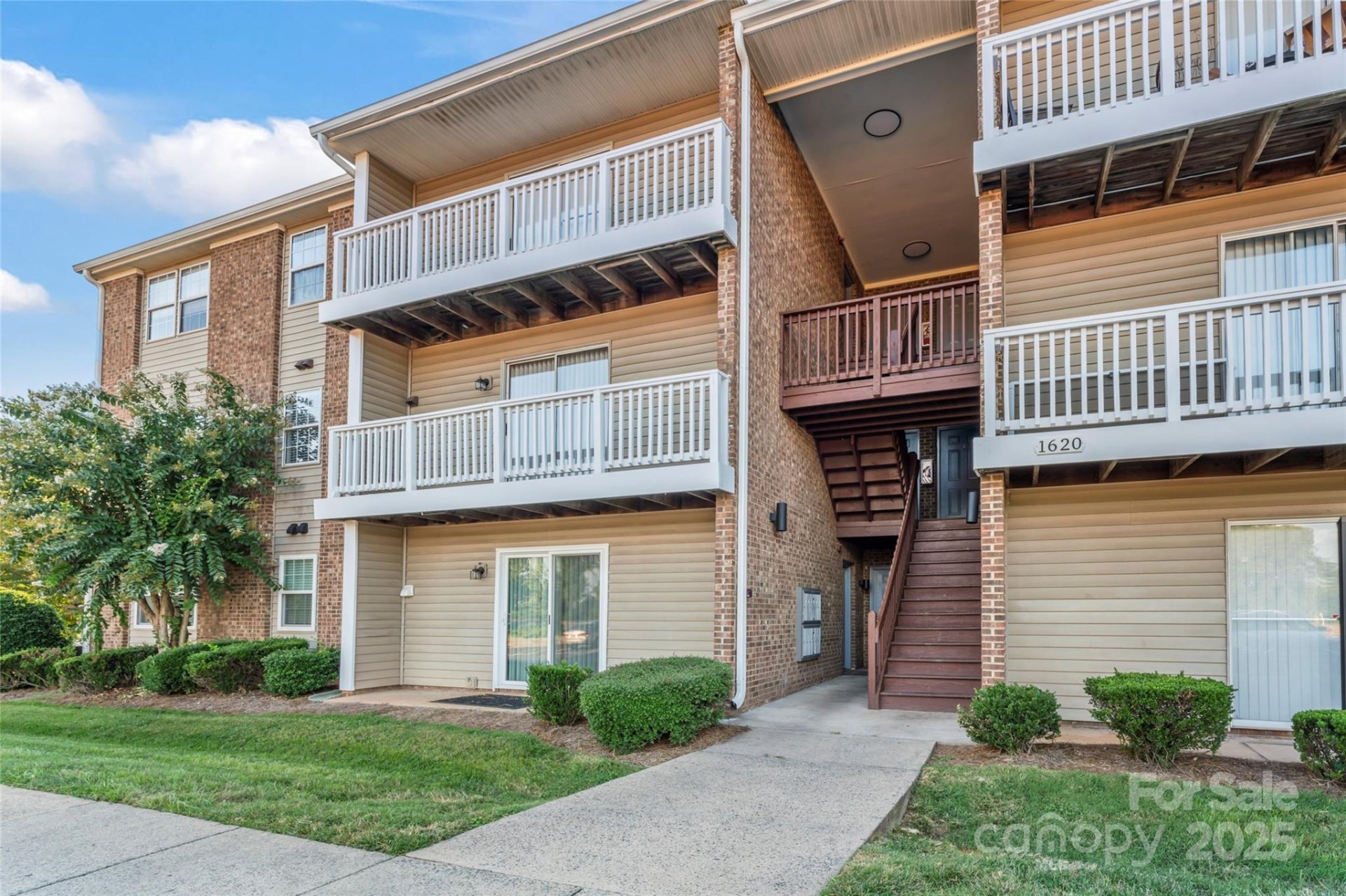 Property image 4 at 1620 Arlyn Circle, Charlotte, NC 28213