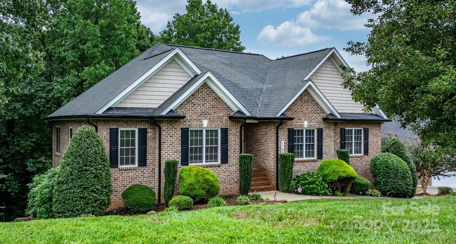 Brookstone, Hickory Community