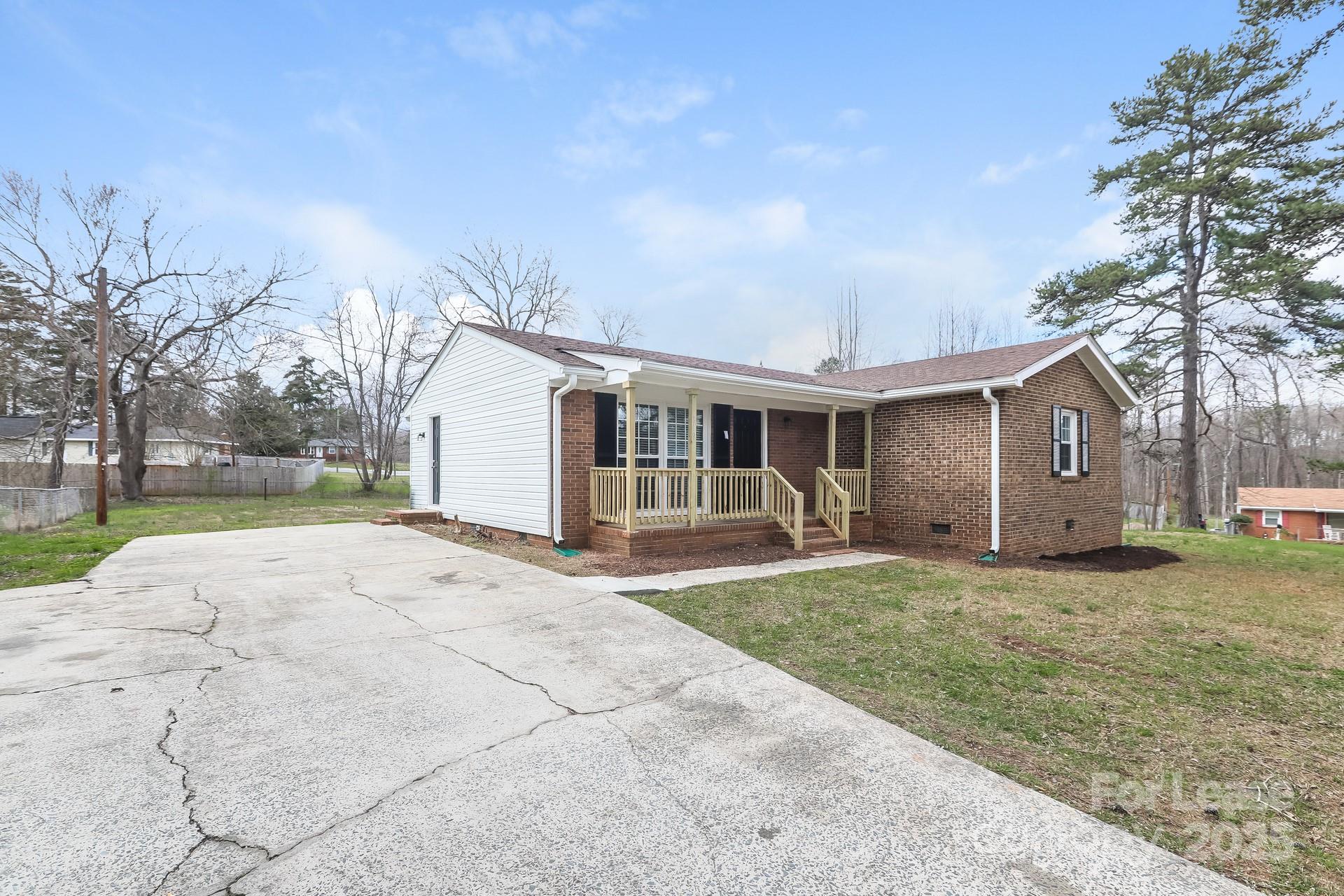Property image 2 at 319 Cedarwood Lane, Matthews, NC 28104