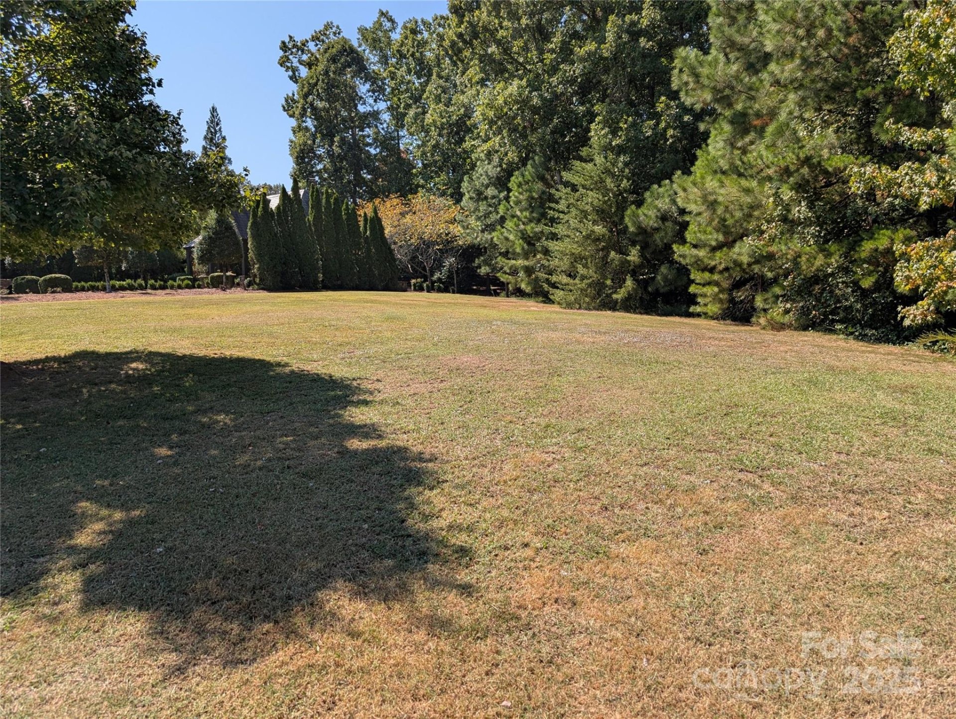 Montreux, Charlotte community