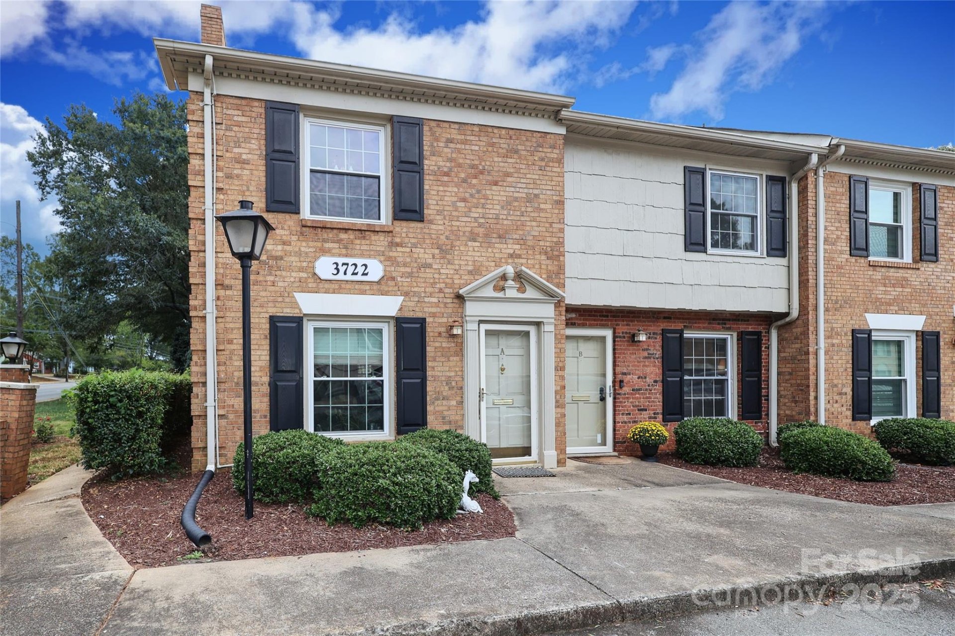 Ashbrook Condos, Charlotte community