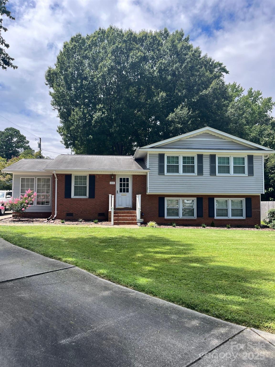 Property image 1 at 4222 Woodleaf Road, Charlotte, NC 28205