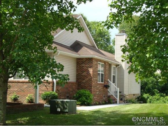 Property image 1 at 39 N Creekside Ct, Hendersonville, NC 28791