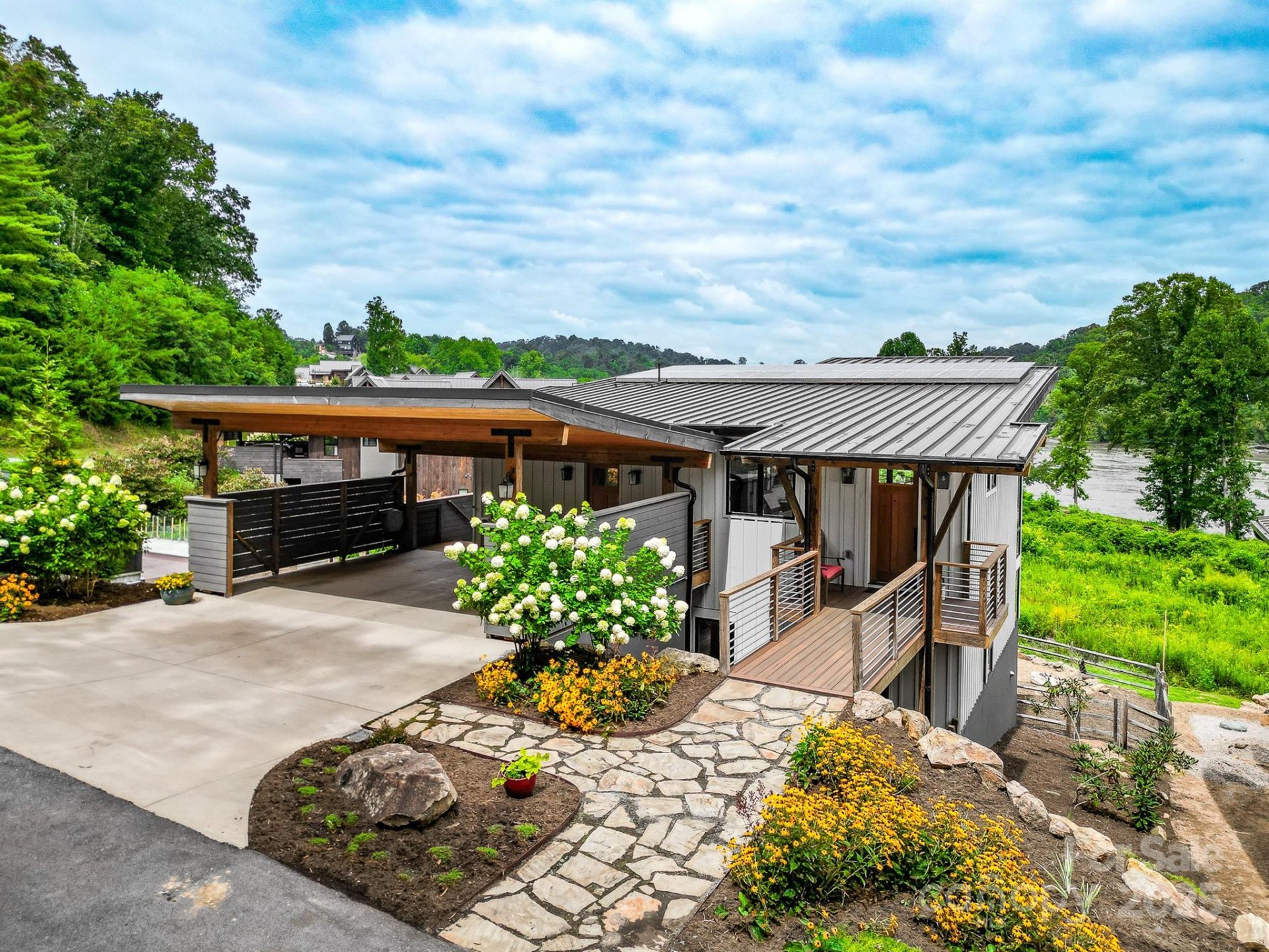 Property image 1 at 8 Crossvine Alley, Asheville, NC 28804