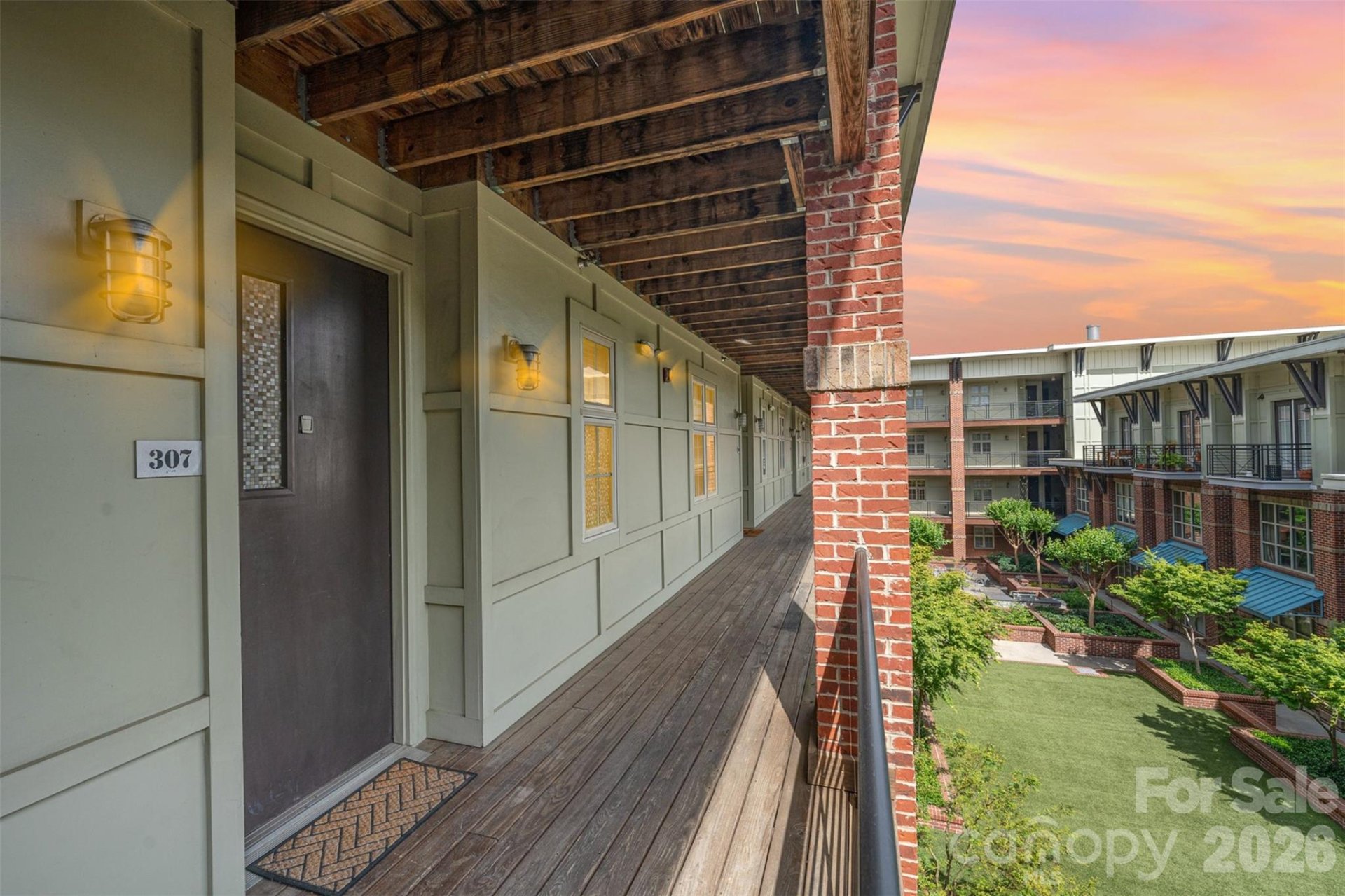 First Row Condominium, Charlotte community