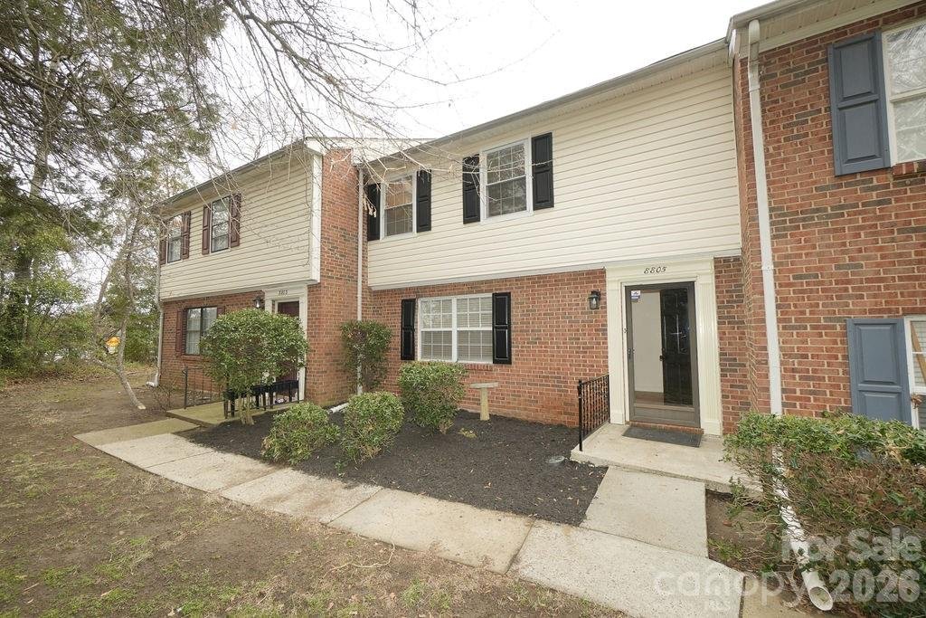 Lexington Commons, Charlotte community