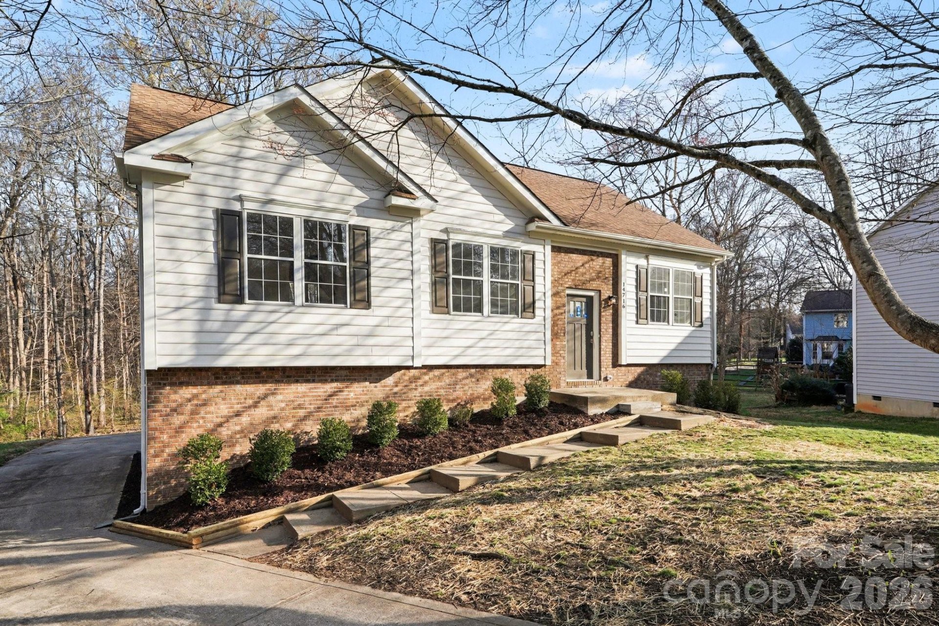 Woodside Falls, Pineville community