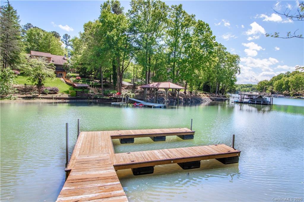 Property image 1 at 135 Holt Lane, Mooresville, NC 28117