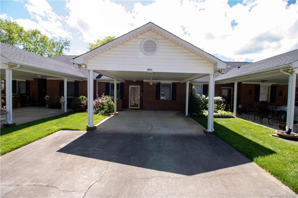 19822 Oak Leaf Circle