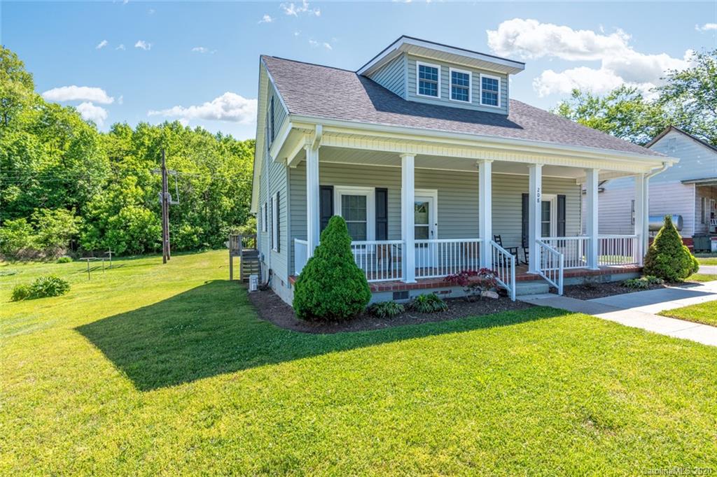 Property image 1 at 208 Catawba Avenue, Hickory, NC 28601