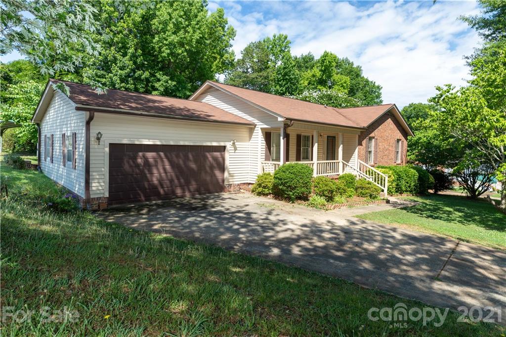 1205 Roundtree Circle